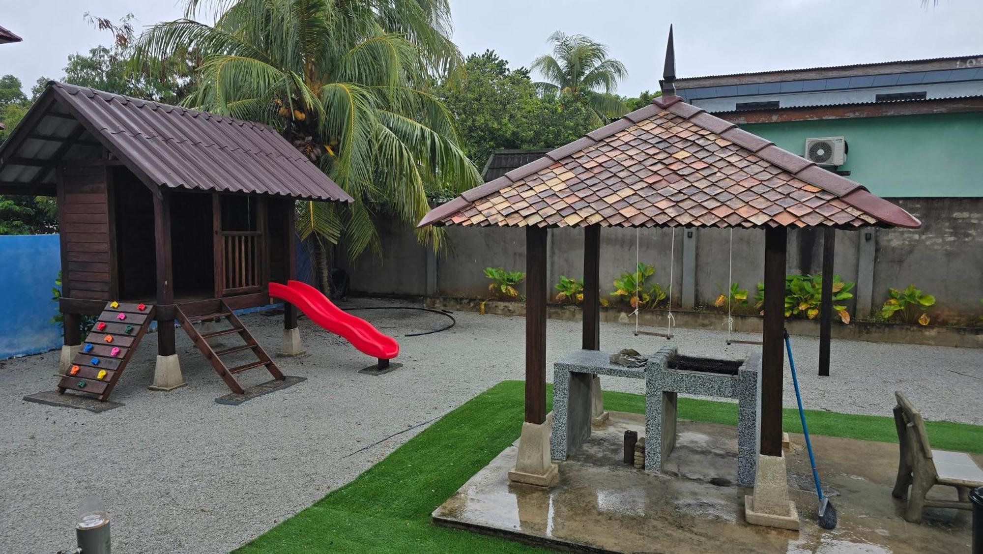Casa Tiga Homestay Besut كامبونغ كوالا بيسوت المظهر الخارجي الصورة